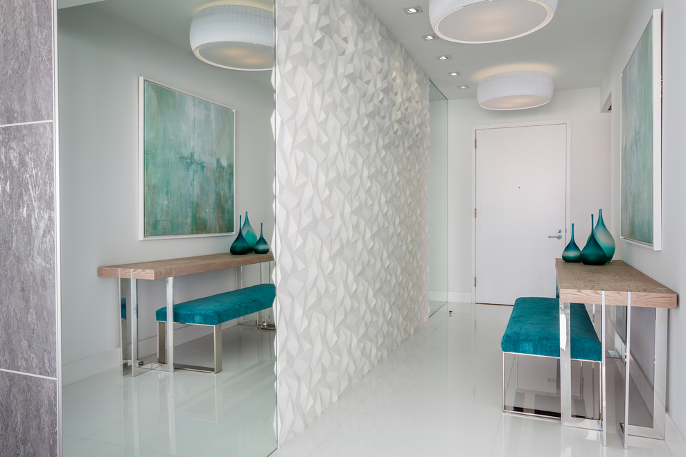 Mittelgroßer Moderner Flur mit weißer Wandfarbe und Porzellan-Bodenfliesen in Miami