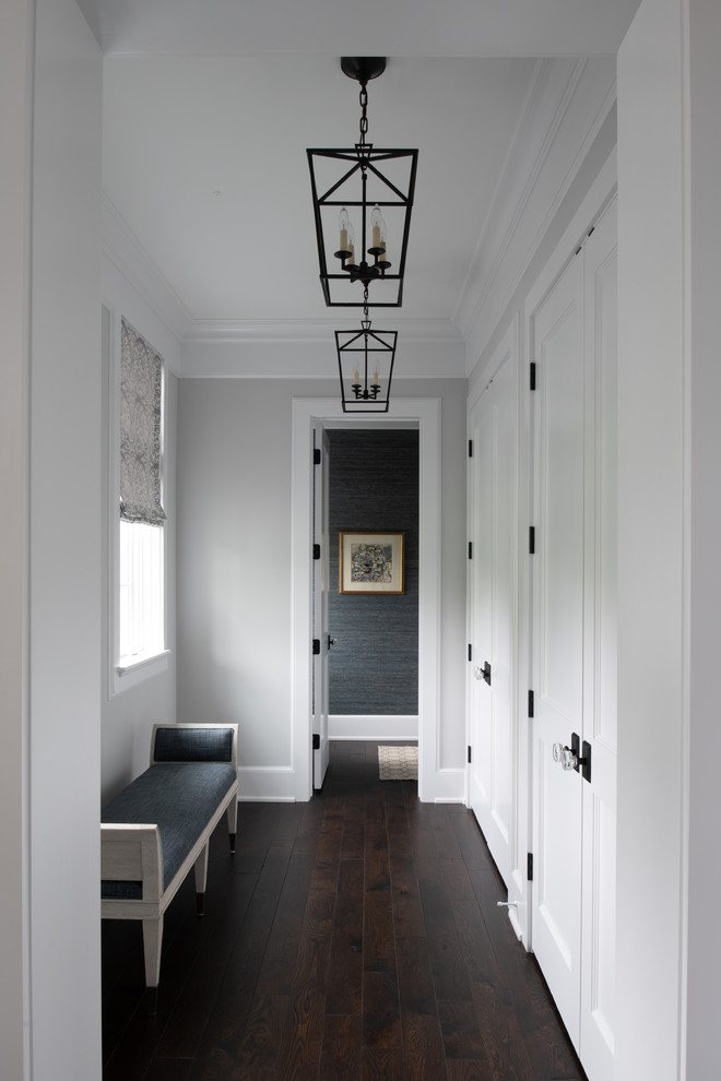 Idee per un ingresso o corridoio tradizionale di medie dimensioni con pareti grigie, parquet scuro e pavimento marrone