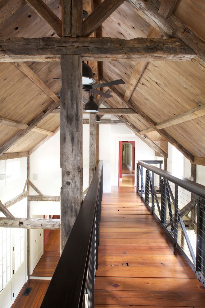 Inspiration för en lantlig hall, med mellanmörkt trägolv och vita väggar