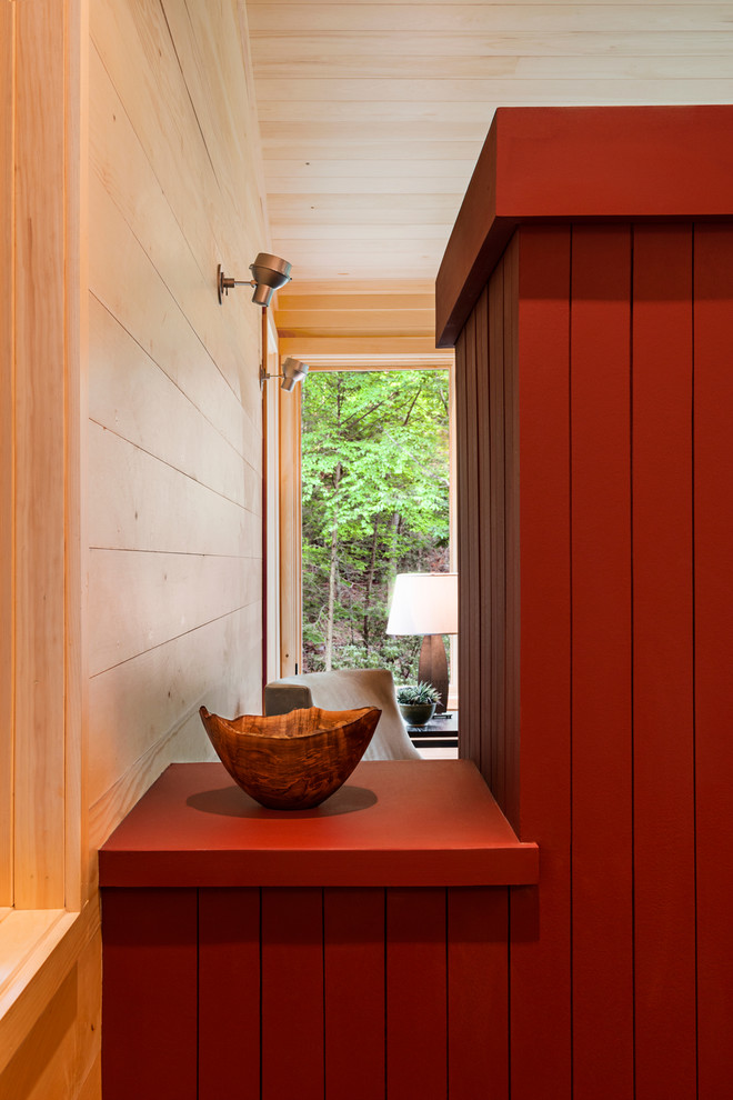 Kleiner Moderner Flur mit beiger Wandfarbe, hellem Holzboden und braunem Boden in Sonstige