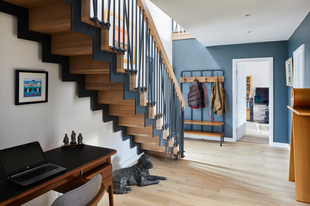 Источник вдохновения для домашнего уюта: коридор в стиле лофт с синими стенами, паркетным полом среднего тона и коричневым полом