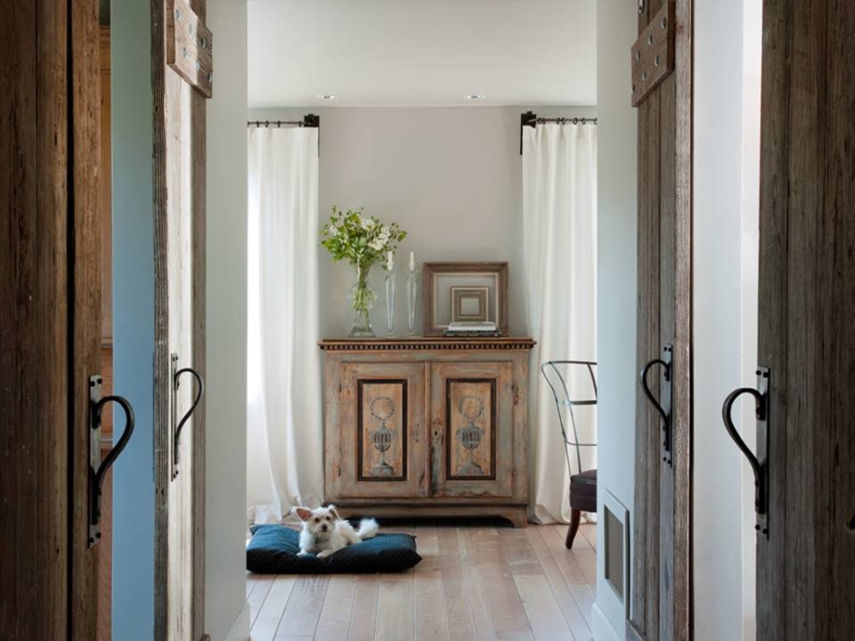 Inredning av en klassisk mellanstor hall, med grå väggar, mellanmörkt trägolv och brunt golv