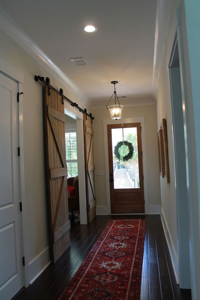 Mittelgroßer Klassischer Flur mit beiger Wandfarbe, dunklem Holzboden und blauem Boden in Charleston
