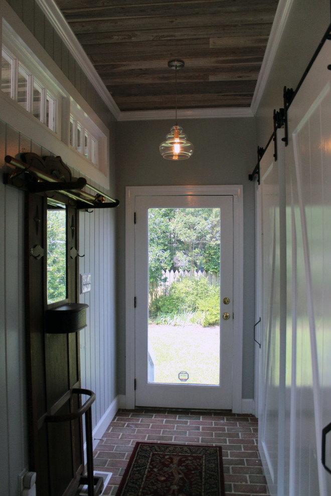 Пример оригинального дизайна: коридор среднего размера в стиле шебби-шик с серыми стенами и кирпичным полом
