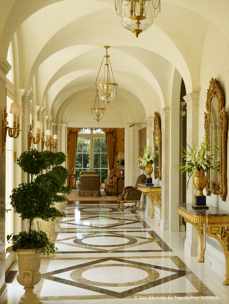 Idee per un ampio ingresso o corridoio classico con pareti bianche, pavimento in marmo e pavimento bianco