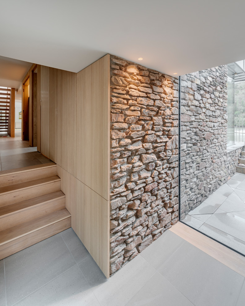 Пример оригинального дизайна: коридор в стиле модернизм с бежевыми стенами, полом из терракотовой плитки и белым полом