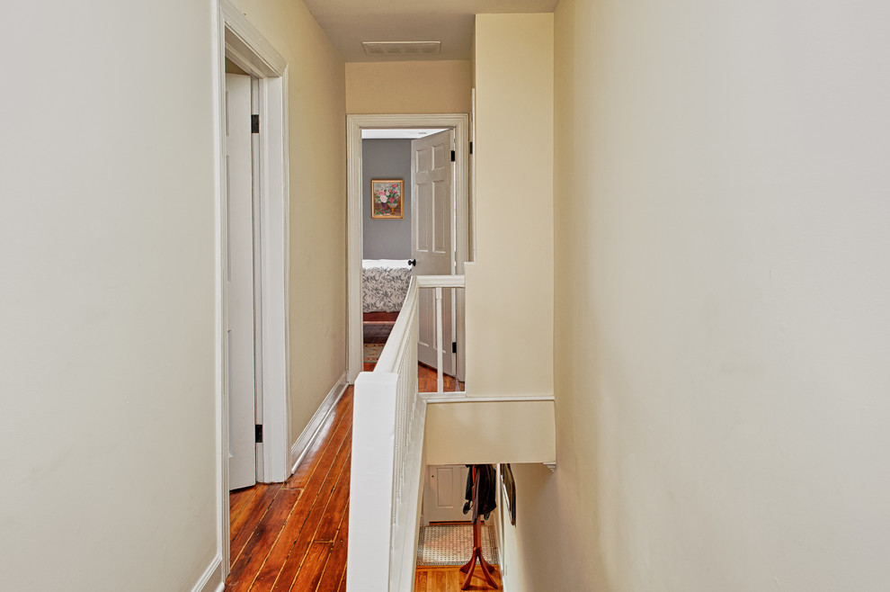 Modelo de recibidores y pasillos clásicos pequeños con paredes beige, suelo de madera en tonos medios y suelo marrón
