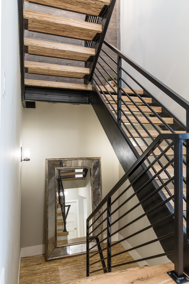 Foto de escalera industrial de tamaño medio