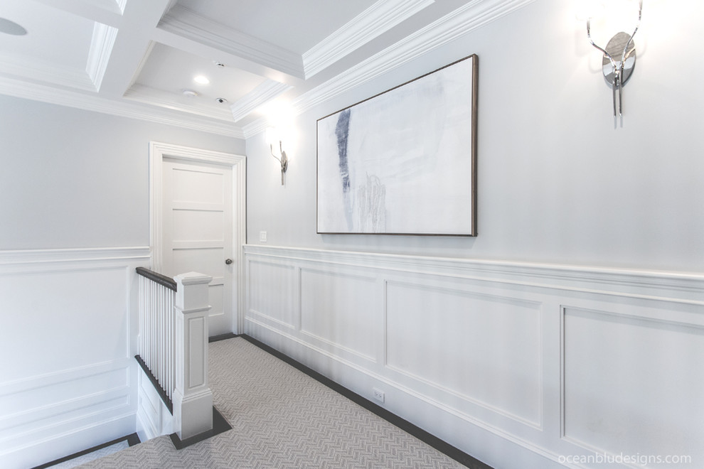 Свежая идея для дизайна: большой коридор в стиле неоклассика (современная классика) с серыми стенами и ковровым покрытием - отличное фото интерьера