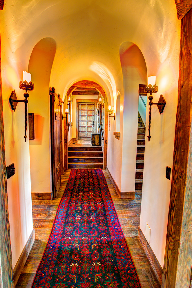 Источник вдохновения для домашнего уюта: большой коридор в стиле рустика с белыми стенами и паркетным полом среднего тона