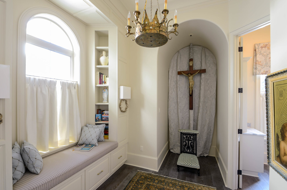 Idée de décoration pour un petit couloir tradition avec un mur blanc et parquet foncé.