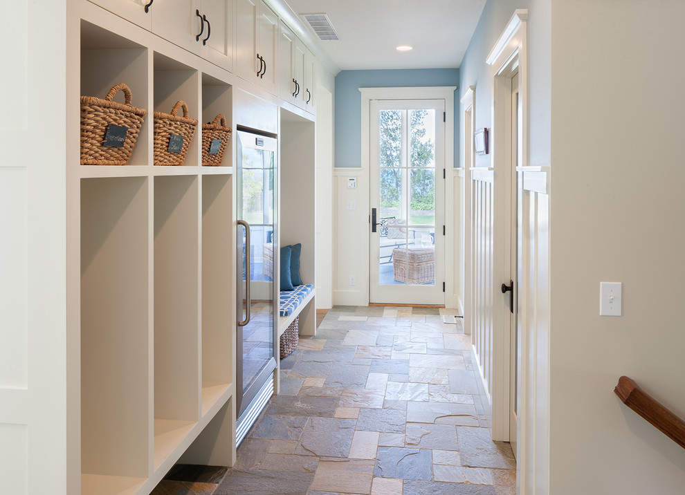 Ispirazione per un ingresso o corridoio stile marinaro con pareti blu, pavimento in ardesia e pavimento multicolore