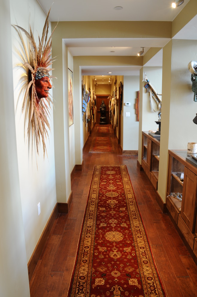 Imagen de recibidores y pasillos de estilo americano de tamaño medio con paredes beige y suelo de madera en tonos medios