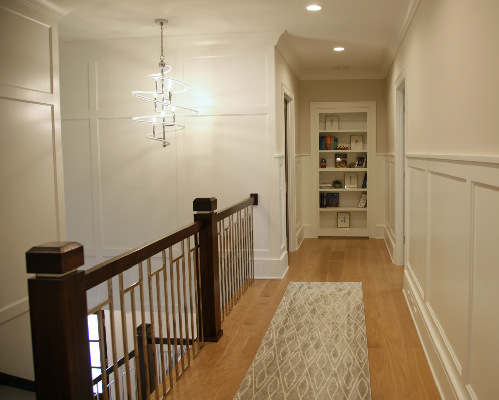 На фото: коридор среднего размера в современном стиле с бежевыми стенами, ковровым покрытием и бежевым полом