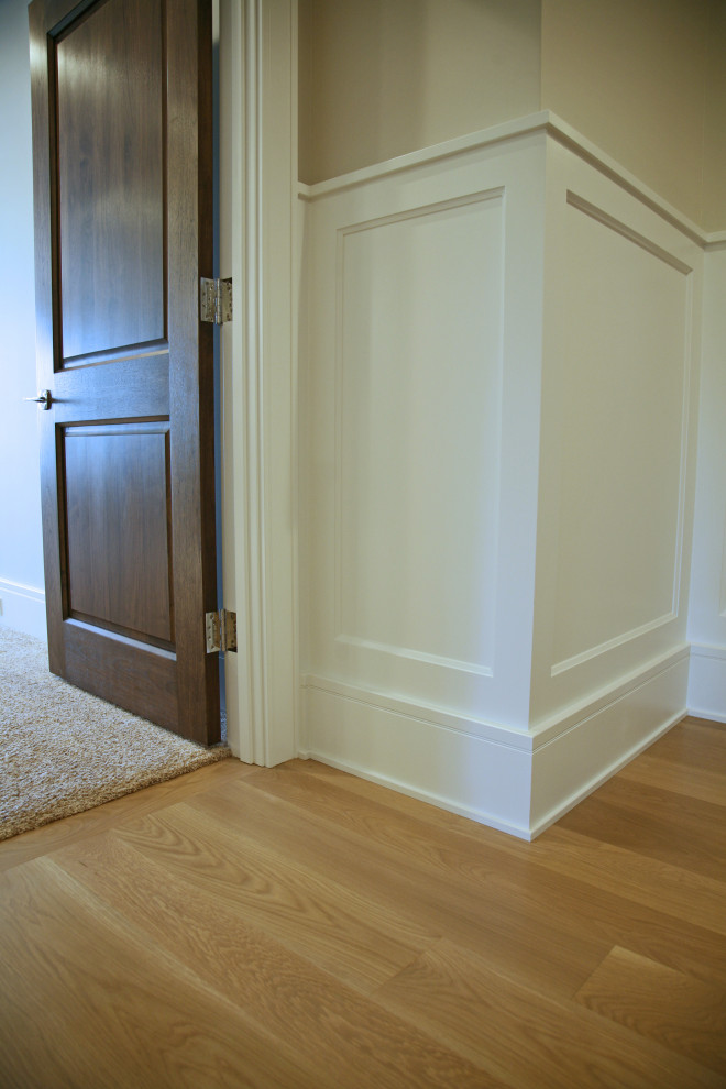 Ispirazione per un ingresso o corridoio chic con pareti beige, parquet chiaro e pavimento beige