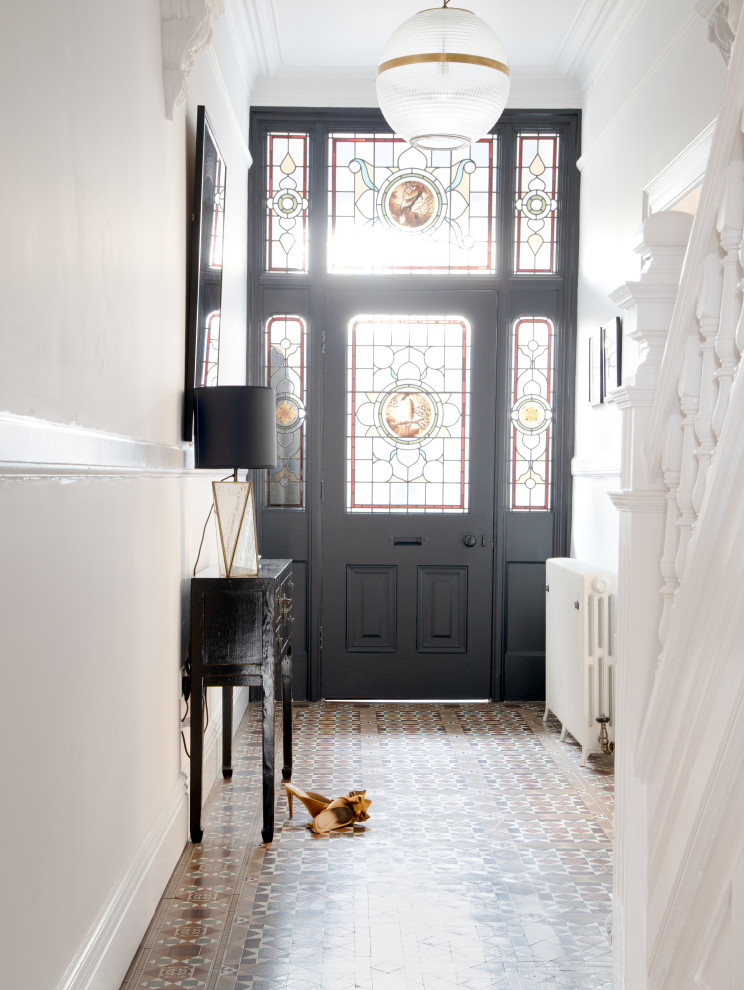 お手頃価格の中くらいな北欧スタイルのおしゃれな廊下 (白い壁、セラミックタイルの床) の写真