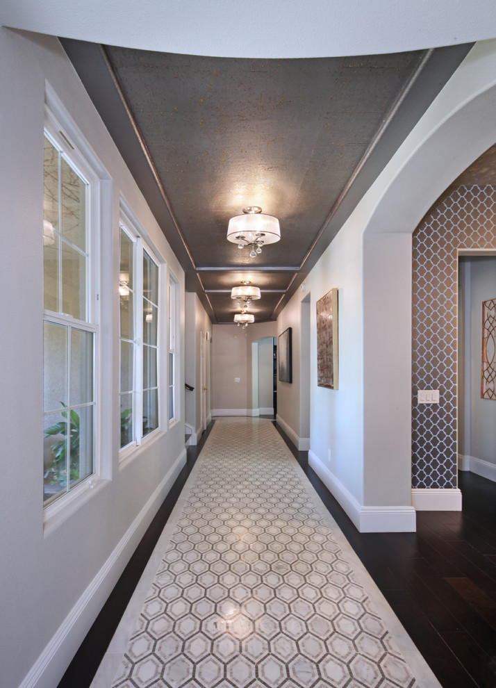 Diseño de recibidores y pasillos clásicos renovados grandes con paredes grises, suelo de baldosas de porcelana y suelo gris