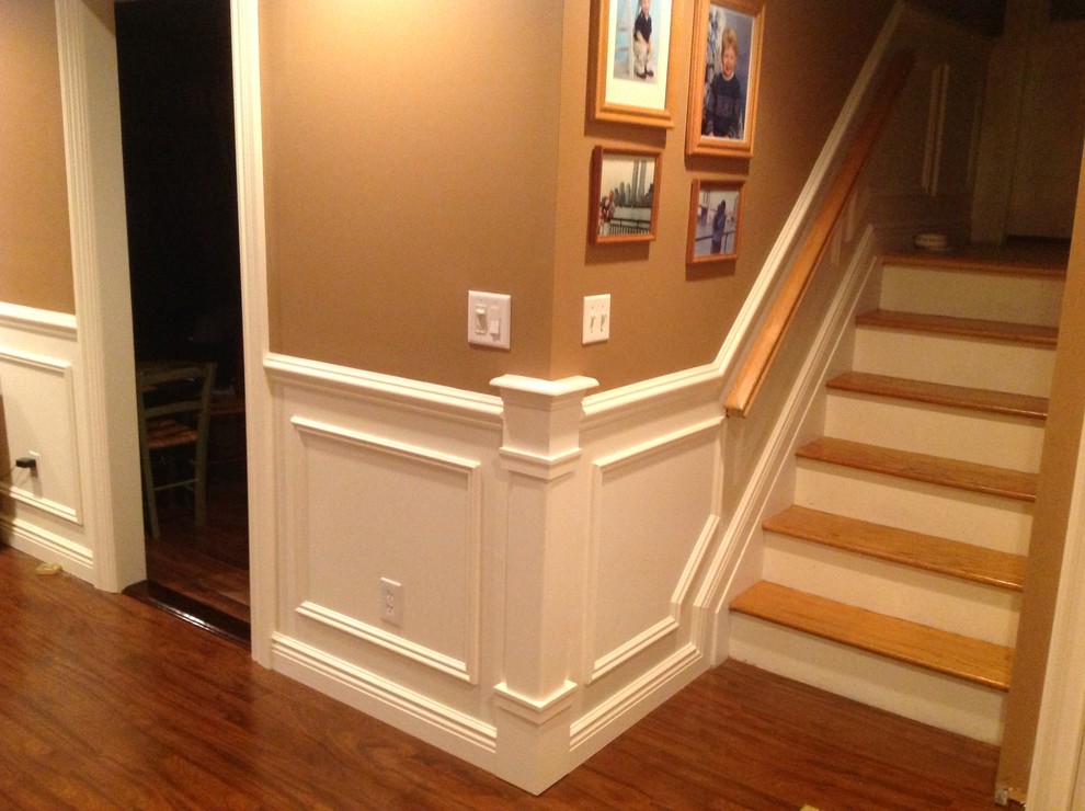 Источник вдохновения для домашнего уюта: коридор в классическом стиле с разноцветными стенами, паркетным полом среднего тона и коричневым полом
