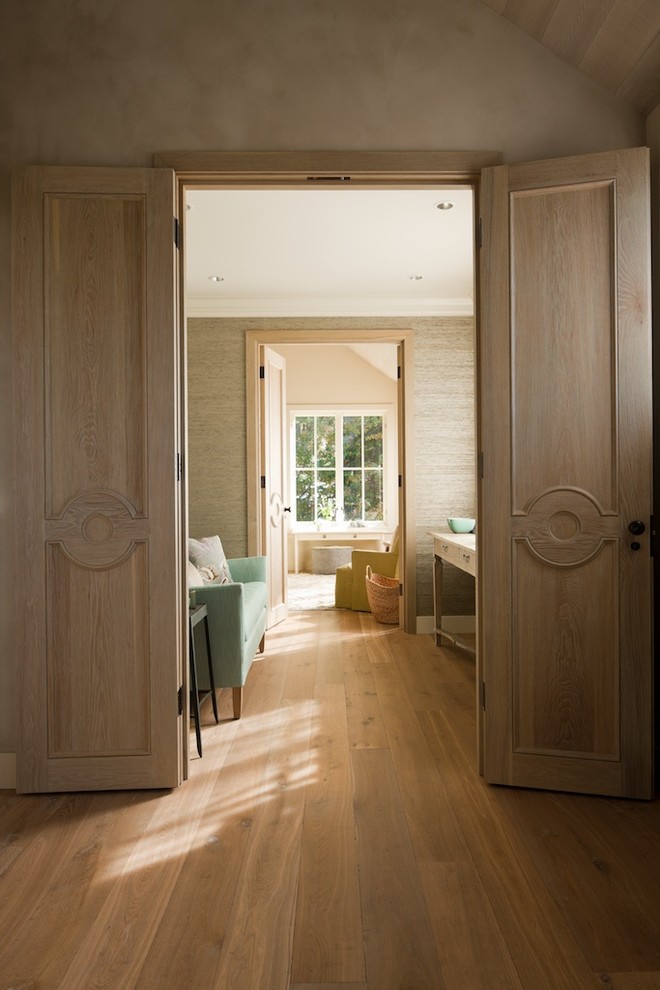 Источник вдохновения для домашнего уюта: коридор среднего размера в стиле неоклассика (современная классика) с серыми стенами и паркетным полом среднего тона