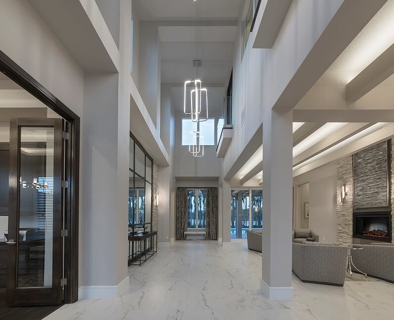 Стильный дизайн: большой коридор в современном стиле с серыми стенами, мраморным полом и белым полом - последний тренд