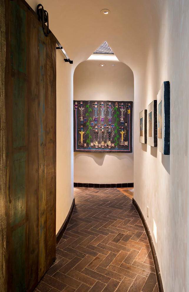 Идея дизайна: коридор среднего размера в стиле фьюжн с бежевыми стенами, темным паркетным полом и коричневым полом