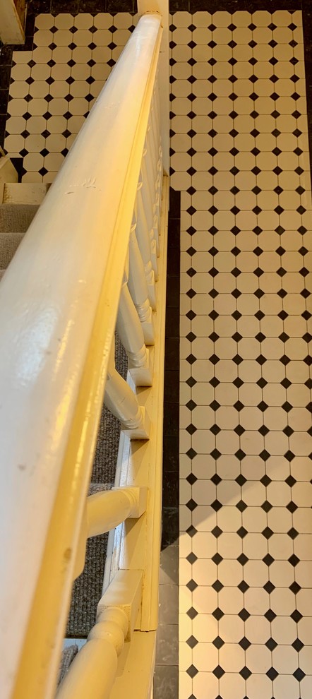 Esempio di un ingresso o corridoio vittoriano con pavimento in gres porcellanato