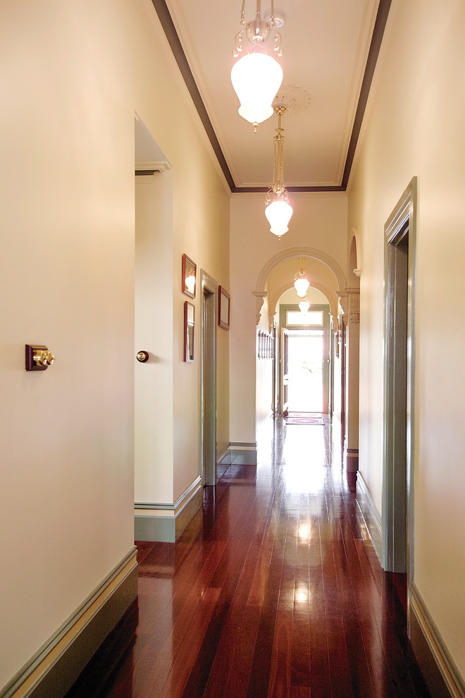 Ejemplo de recibidores y pasillos clásicos renovados de tamaño medio con paredes multicolor y suelo de madera en tonos medios