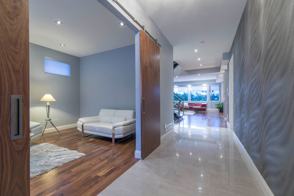 На фото: коридор среднего размера: освещение в стиле модернизм с серыми стенами и серым полом с