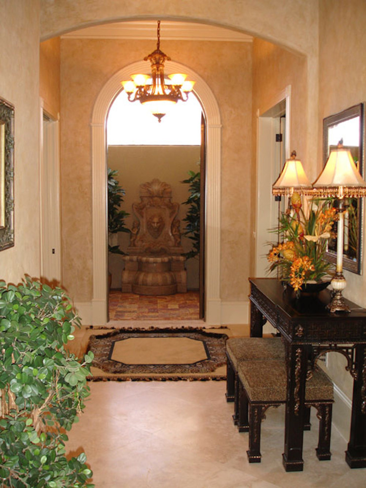 На фото: коридор среднего размера в средиземноморском стиле с бежевыми стенами и полом из керамической плитки
