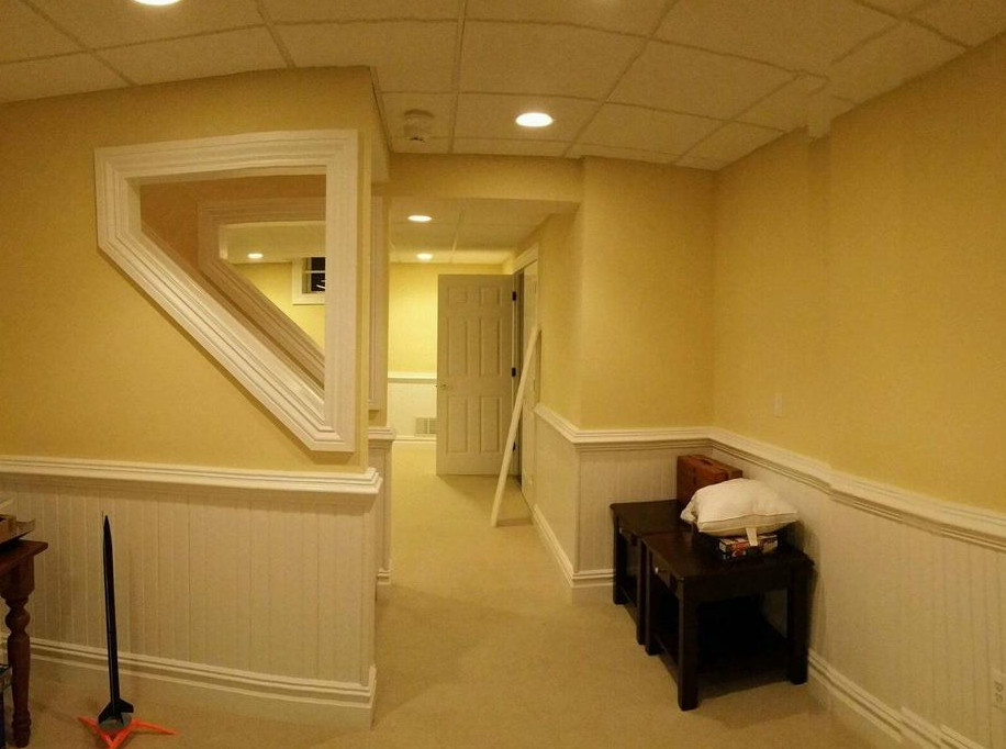 Cette photo montre un couloir de taille moyenne avec un mur beige et moquette.