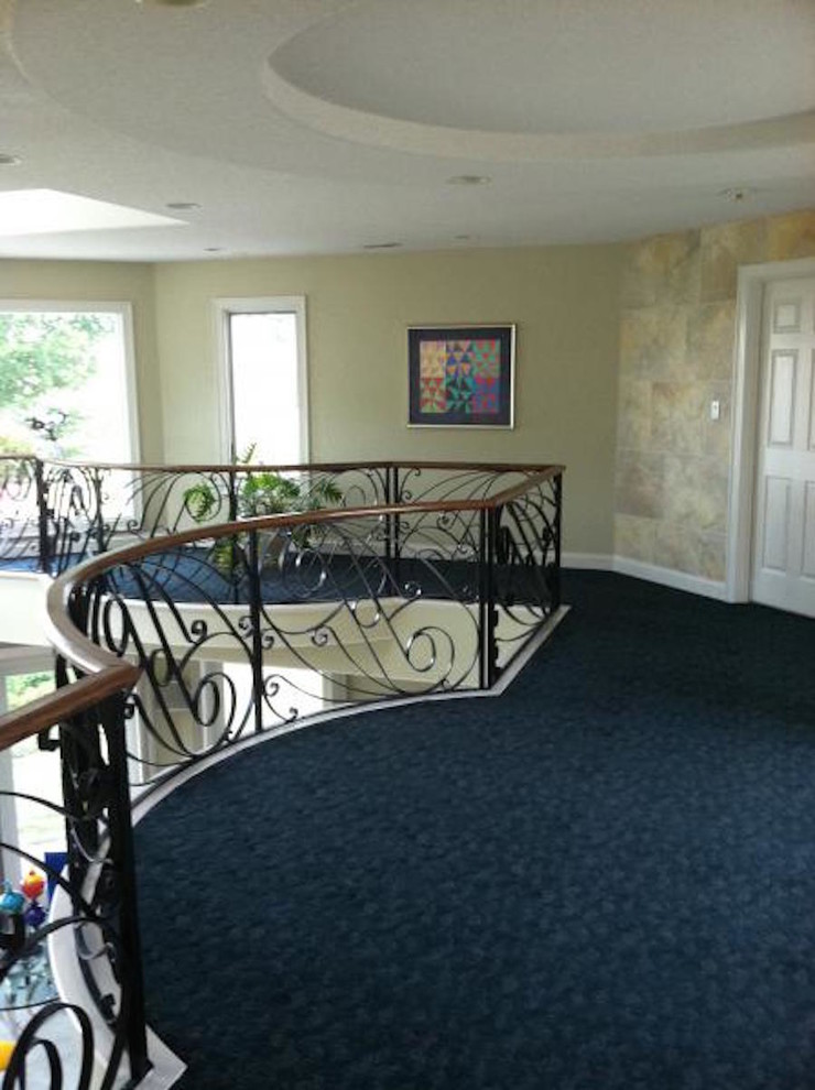 Пример оригинального дизайна: коридор среднего размера в классическом стиле с бежевыми стенами, ковровым покрытием и синим полом