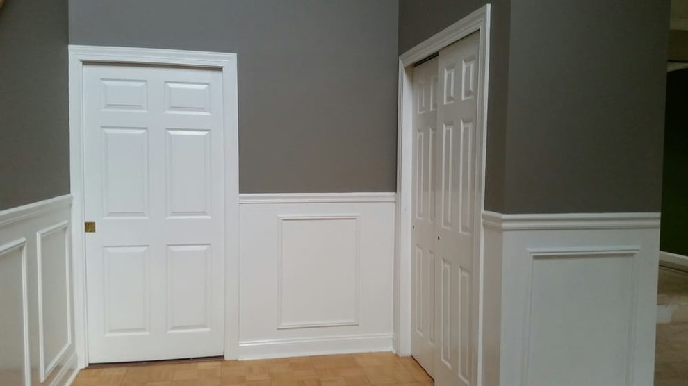 Источник вдохновения для домашнего уюта: коридор среднего размера в классическом стиле с серыми стенами, паркетным полом среднего тона и бежевым полом
