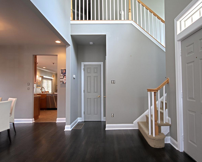 Источник вдохновения для домашнего уюта: коридор среднего размера в классическом стиле с серыми стенами и темным паркетным полом