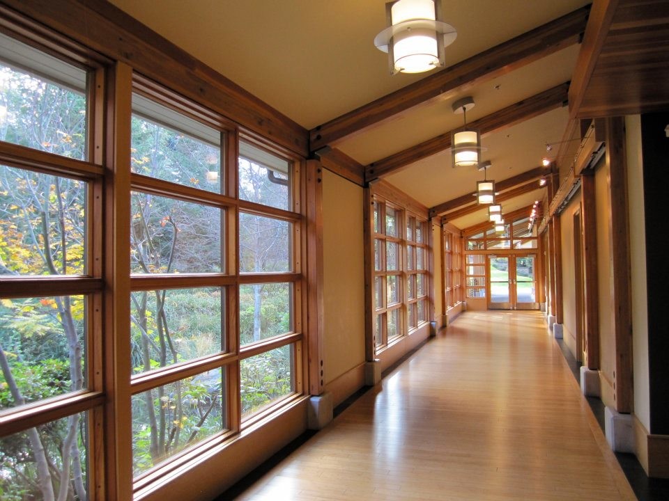 Пример оригинального дизайна: большой коридор в стиле кантри с коричневыми стенами, светлым паркетным полом и коричневым полом