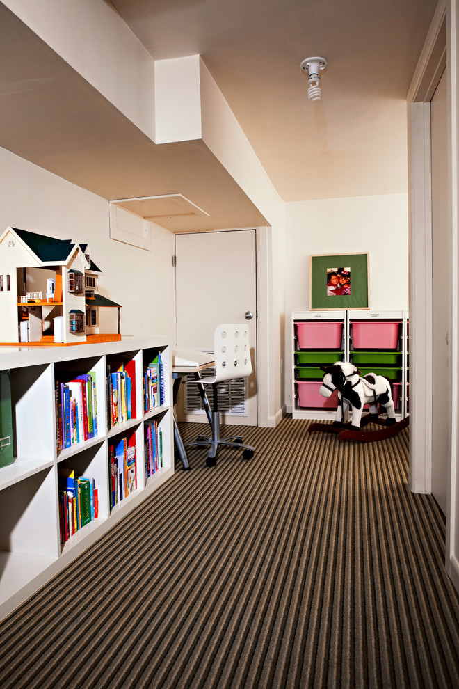 На фото: коридор среднего размера в стиле фьюжн с белыми стенами и ковровым покрытием