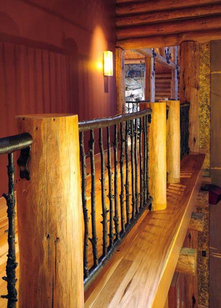 Ejemplo de recibidores y pasillos de estilo americano de tamaño medio con paredes rojas, suelo de madera en tonos medios y suelo marrón