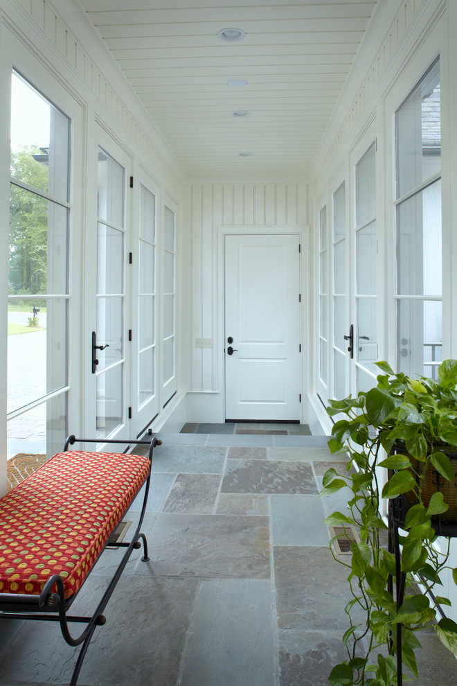 Modelo de recibidores y pasillos clásicos renovados de tamaño medio con paredes blancas, suelo de pizarra y suelo gris