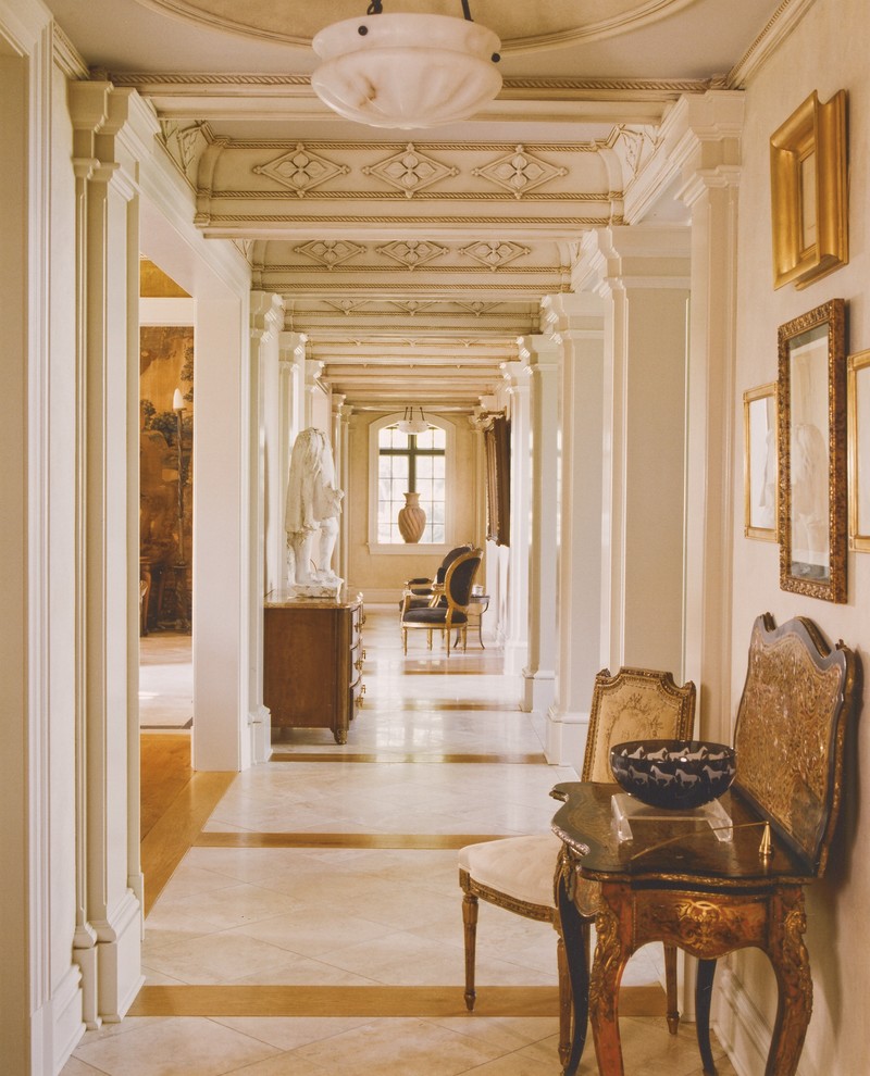 Стильный дизайн: большой коридор в викторианском стиле с белыми стенами и мраморным полом - последний тренд