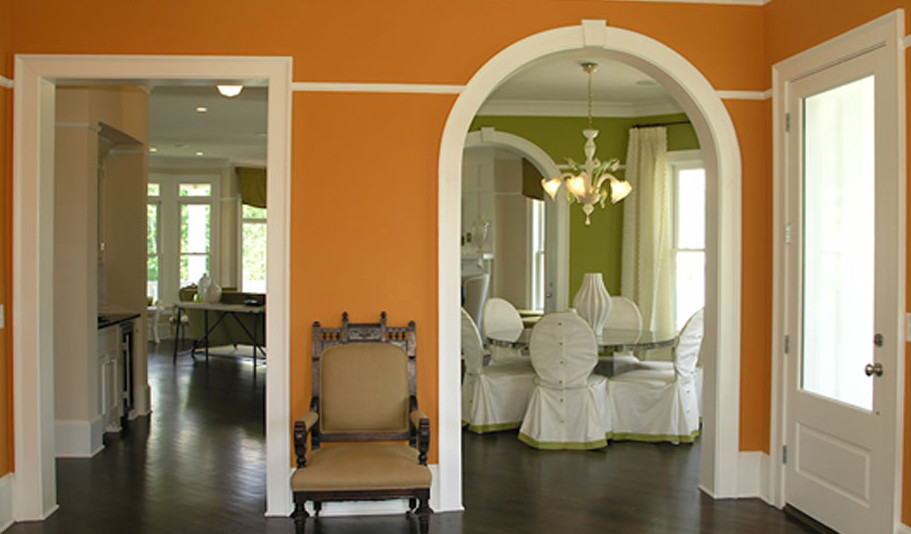 Идея дизайна: коридор среднего размера в стиле неоклассика (современная классика) с оранжевыми стенами и темным паркетным полом
