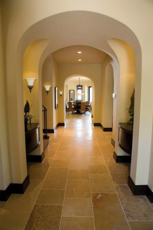 Свежая идея для дизайна: большой коридор в стиле неоклассика (современная классика) с бежевыми стенами, полом из травертина и коричневым полом - отличное фото интерьера