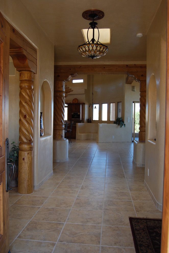 Cette photo montre un couloir sud-ouest américain de taille moyenne avec un mur beige, un sol en carrelage de céramique et un sol beige.