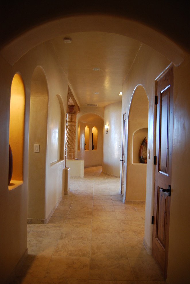 Bild på en mellanstor amerikansk hall, med beige väggar, klinkergolv i keramik och beiget golv