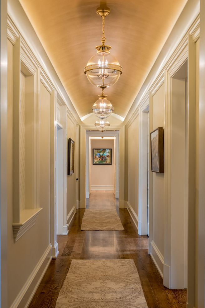 Idee per un grande ingresso o corridoio classico con pavimento in legno massello medio, pavimento marrone e pareti bianche