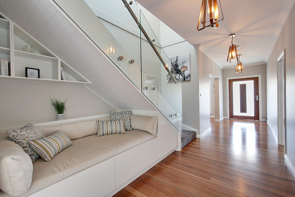 Источник вдохновения для домашнего уюта: большой коридор в стиле модернизм с бежевыми стенами, паркетным полом среднего тона и коричневым полом