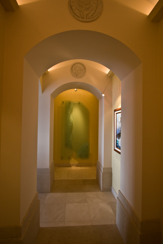 Пример оригинального дизайна: коридор среднего размера в современном стиле с полом из известняка, бежевыми стенами и бежевым полом
