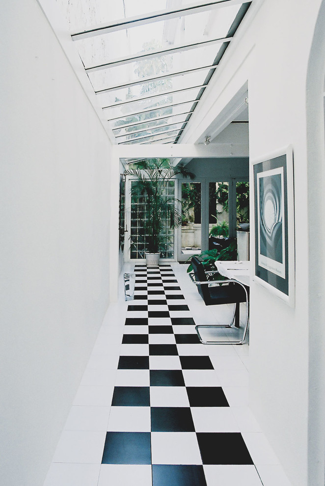 シドニーにある高級な中くらいなモダンスタイルのおしゃれな廊下 (白い壁、磁器タイルの床、マルチカラーの床) の写真