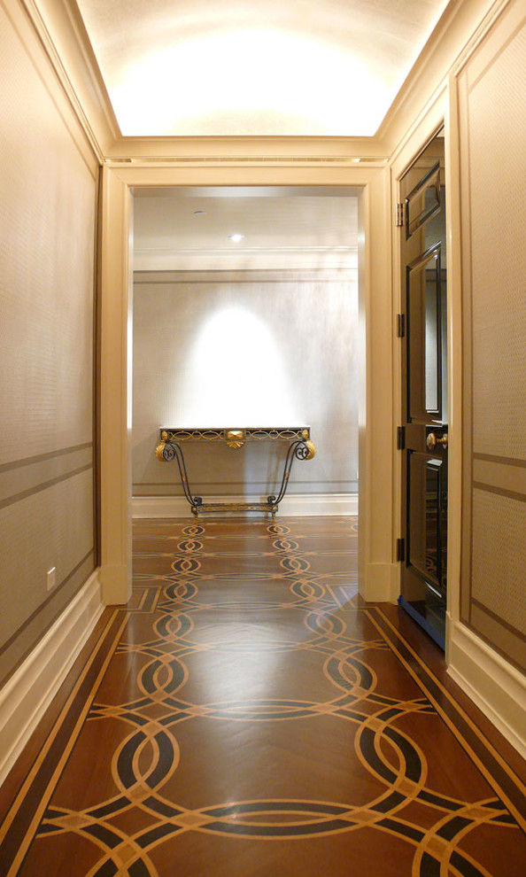 Exemple d'un grand couloir chic avec un mur beige et parquet peint.