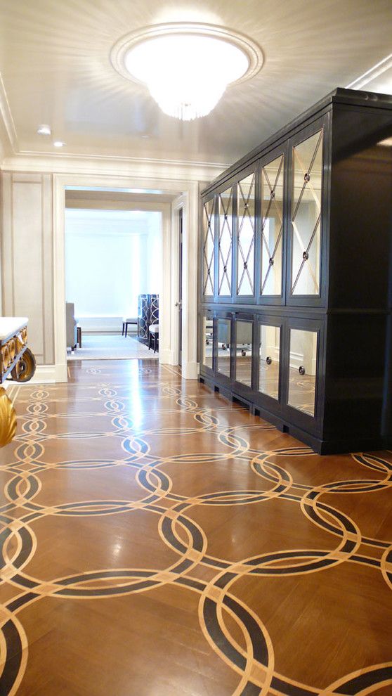 Ejemplo de recibidores y pasillos tradicionales renovados grandes con paredes beige y suelo de madera pintada