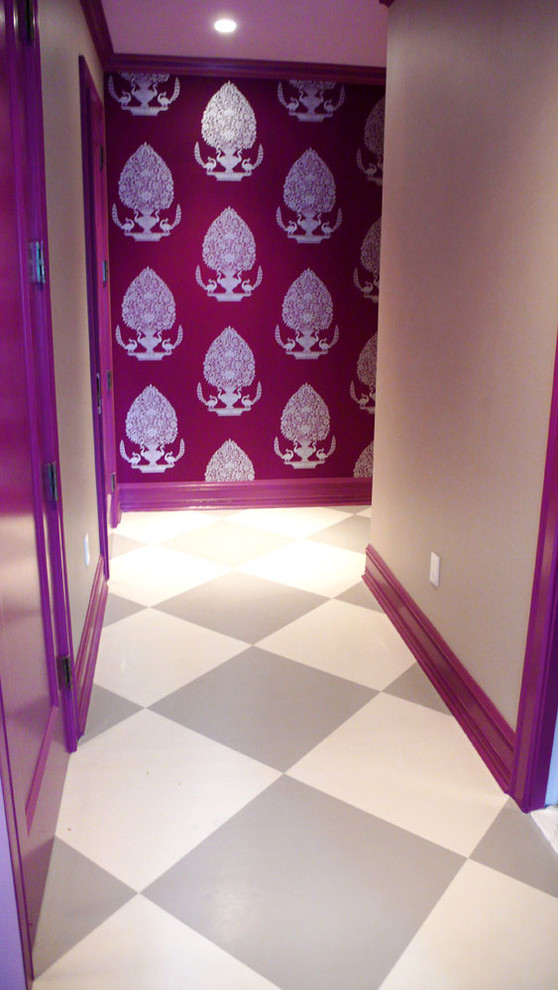 Пример оригинального дизайна: коридор среднего размера в стиле фьюжн с фиолетовыми стенами