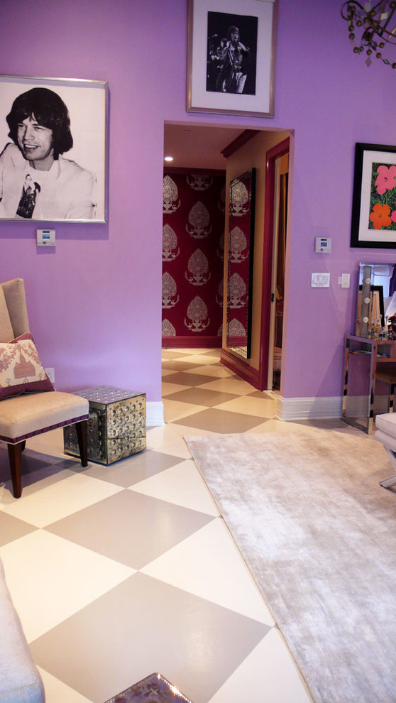 Cette image montre un grand couloir bohème avec un mur violet.